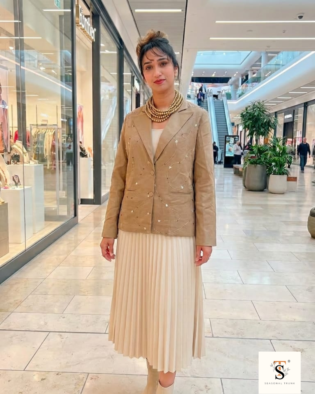 Elena beige blazer embroidered